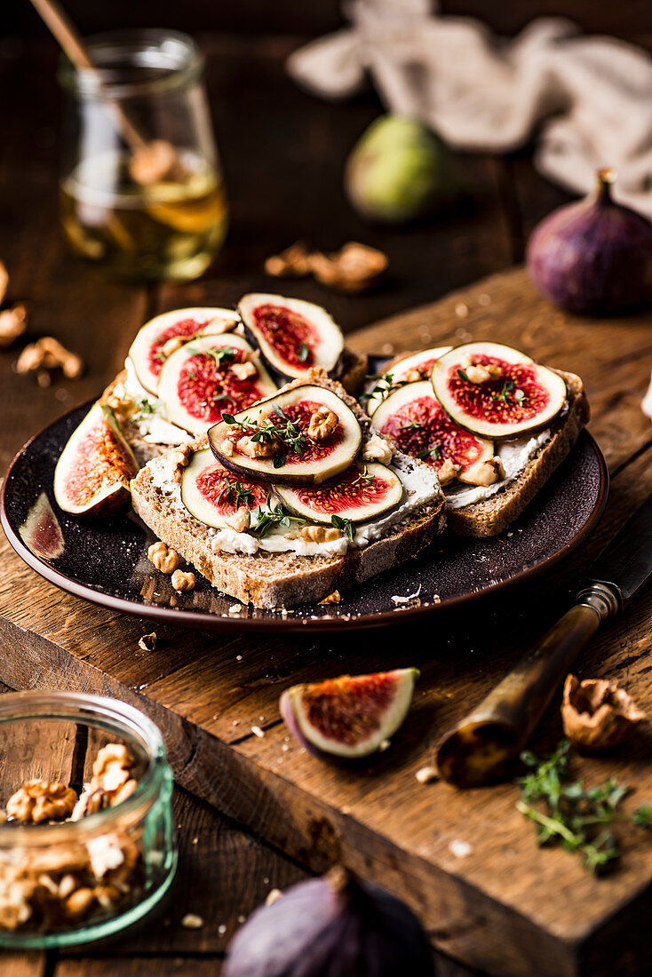 Sandwiches with figs, cream cheese and walnuts