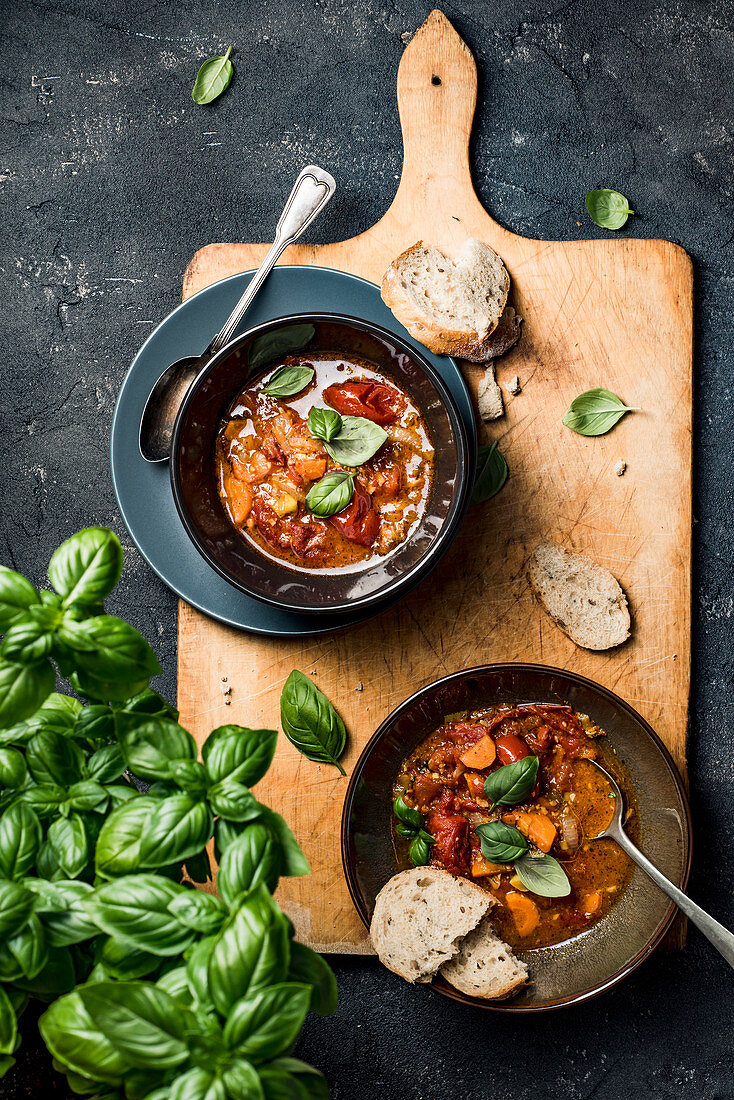 Tomatensuppe mit frischem Basilikum