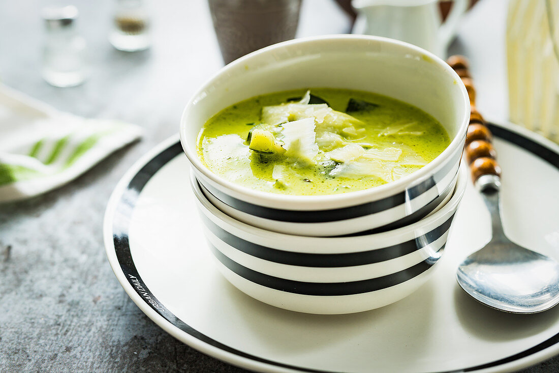 Zucchinicremesuppe mit Parmesan