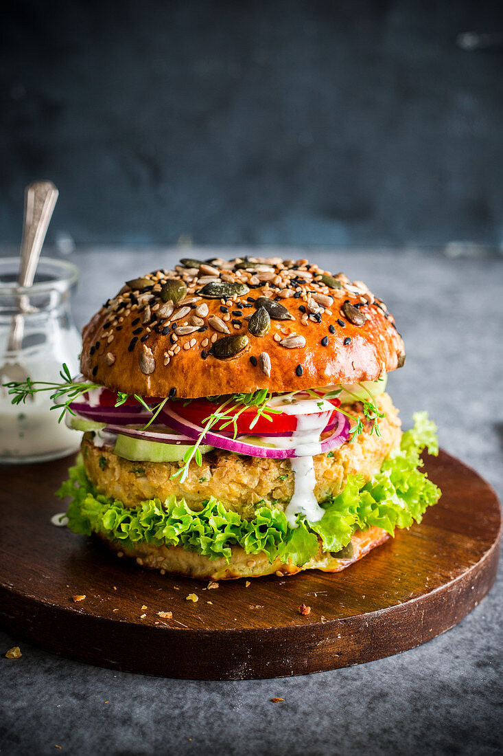 Veganer Burger mit Kichererbsenpuffer, Gemüse und Zitronen-Kokos-Sahnedressing