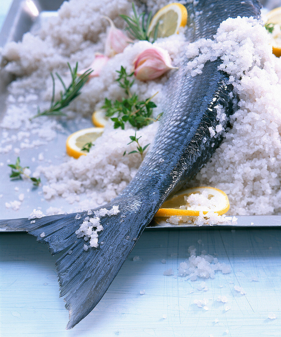 Fisch in Salzkruste mit Knoblauch und Zitronen