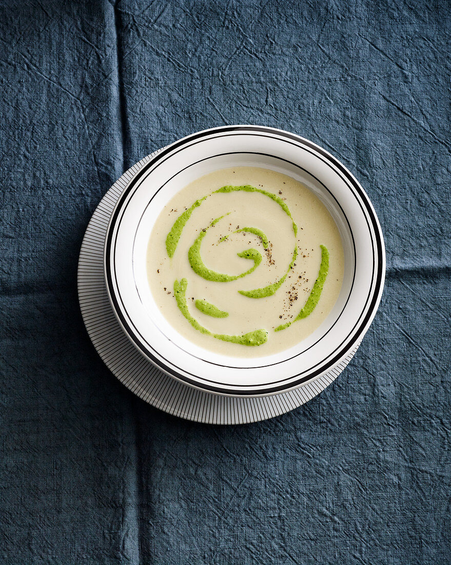 Chicorée-Cremesuppe mit Feldsalat-Pesto