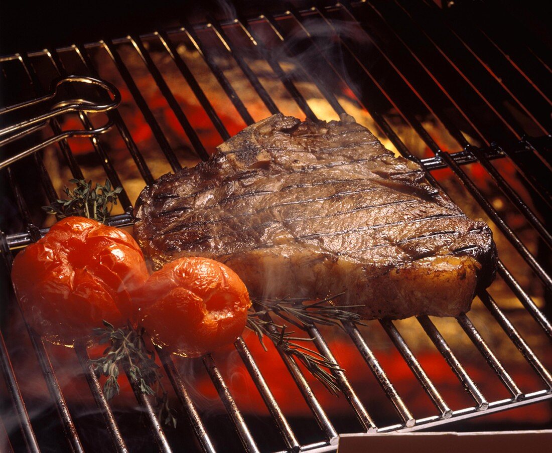 Gegrilltes Rumpsteak & Tomaten auf dem Grillrost