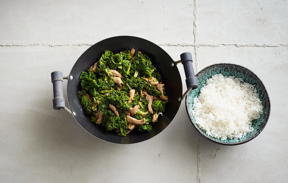 Stir-fried kale with pork fillet