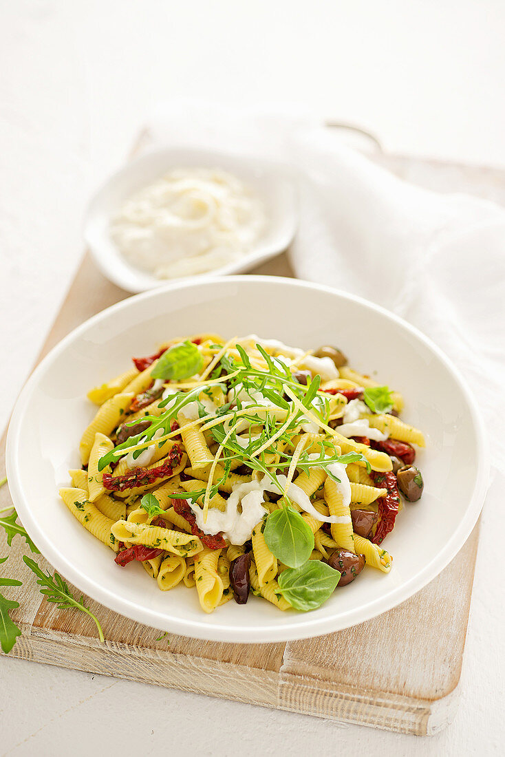 Garganelli al limone mit Burrata und getrockneten Tomaten