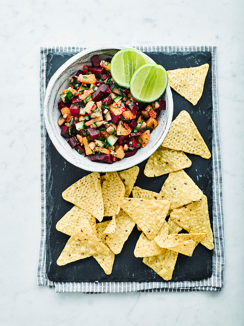 Scharfe Gemüsesalsa zu Tortillachips