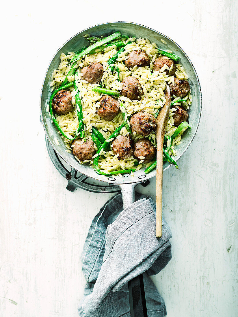 Orzo mit Spargel und Hackbällchen