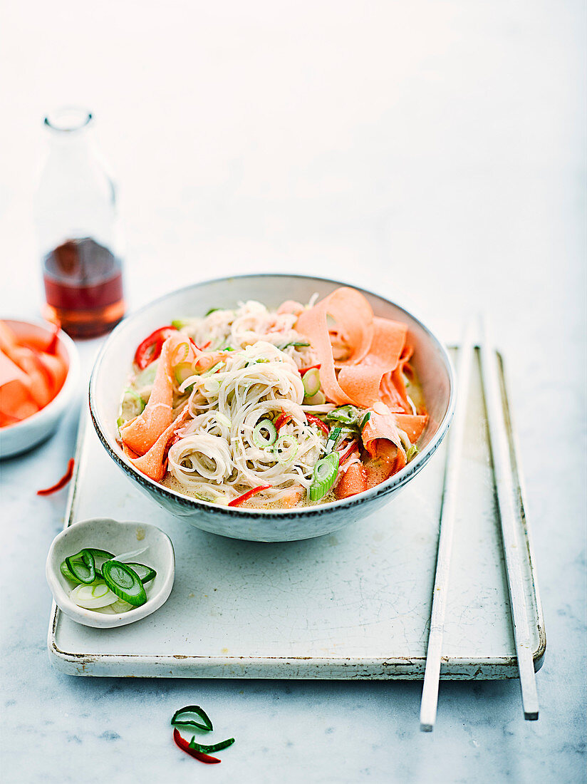 Satay-Nudelsuppe mit Möhrenstreifen