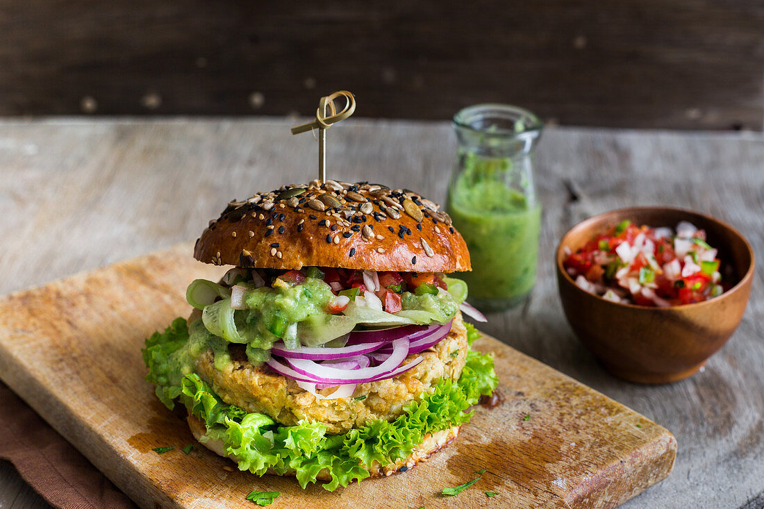 Bohnen-Kichererbsen-Burger mit Jalapenos