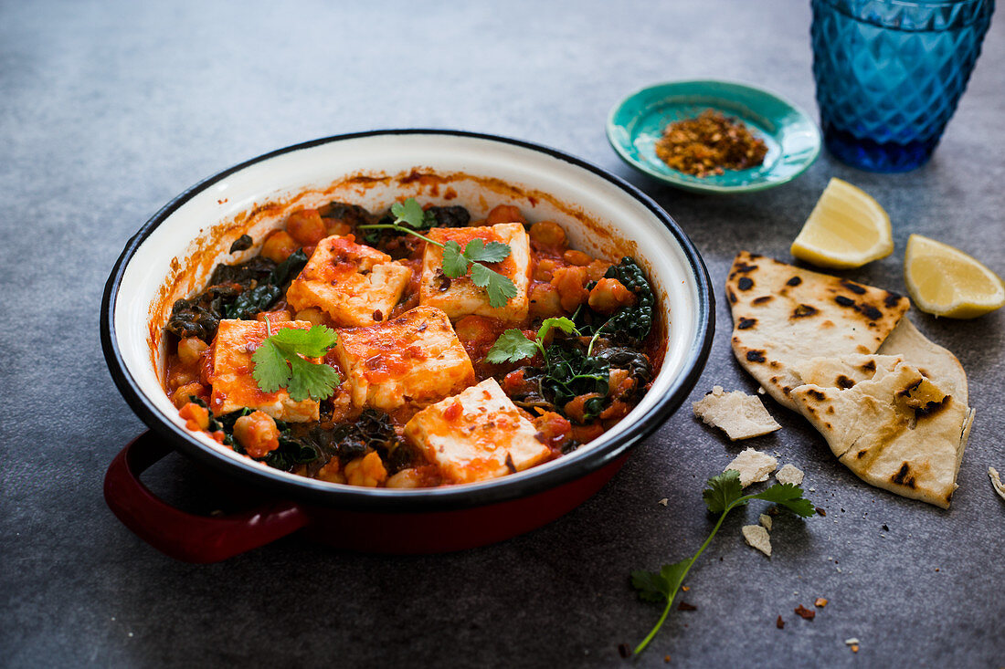 Chili-Tofu mit Kichererbsen und Grünkohl