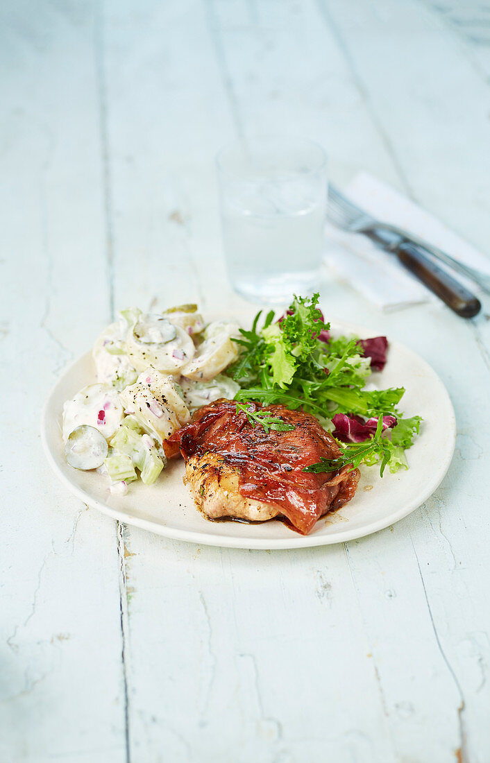 Schweinefleisch mit Parmaschinken und Kartoffelsalat