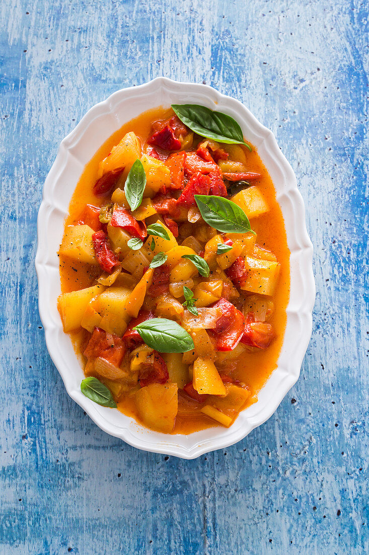 Peperonata mit gedünsteten Paprika und Kartoffeln