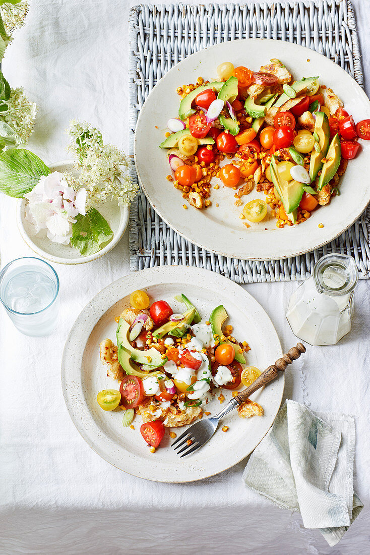 Tomaten-Avocado-Maissalat mit Migas-Buttermilch-Dressing