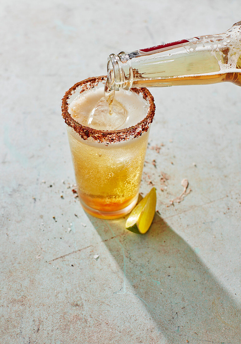 Michelada - mexikanischer Biercocktail mit Chili und scharfer Sauce