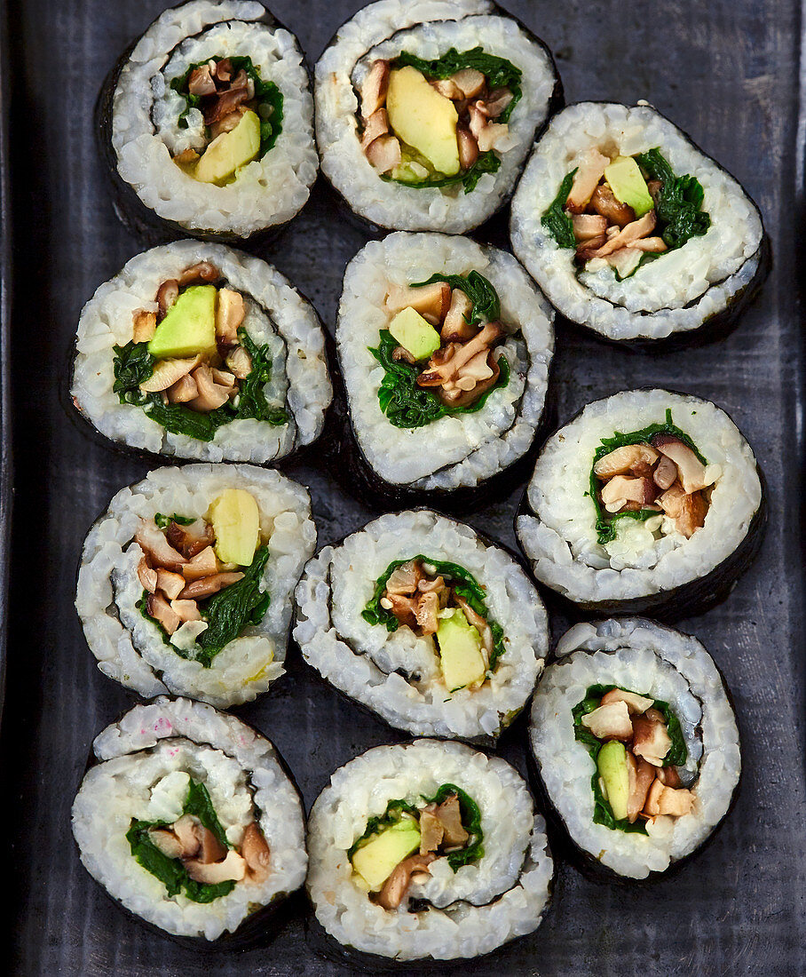 Maki-Sushi mit Pilzen und Avocado