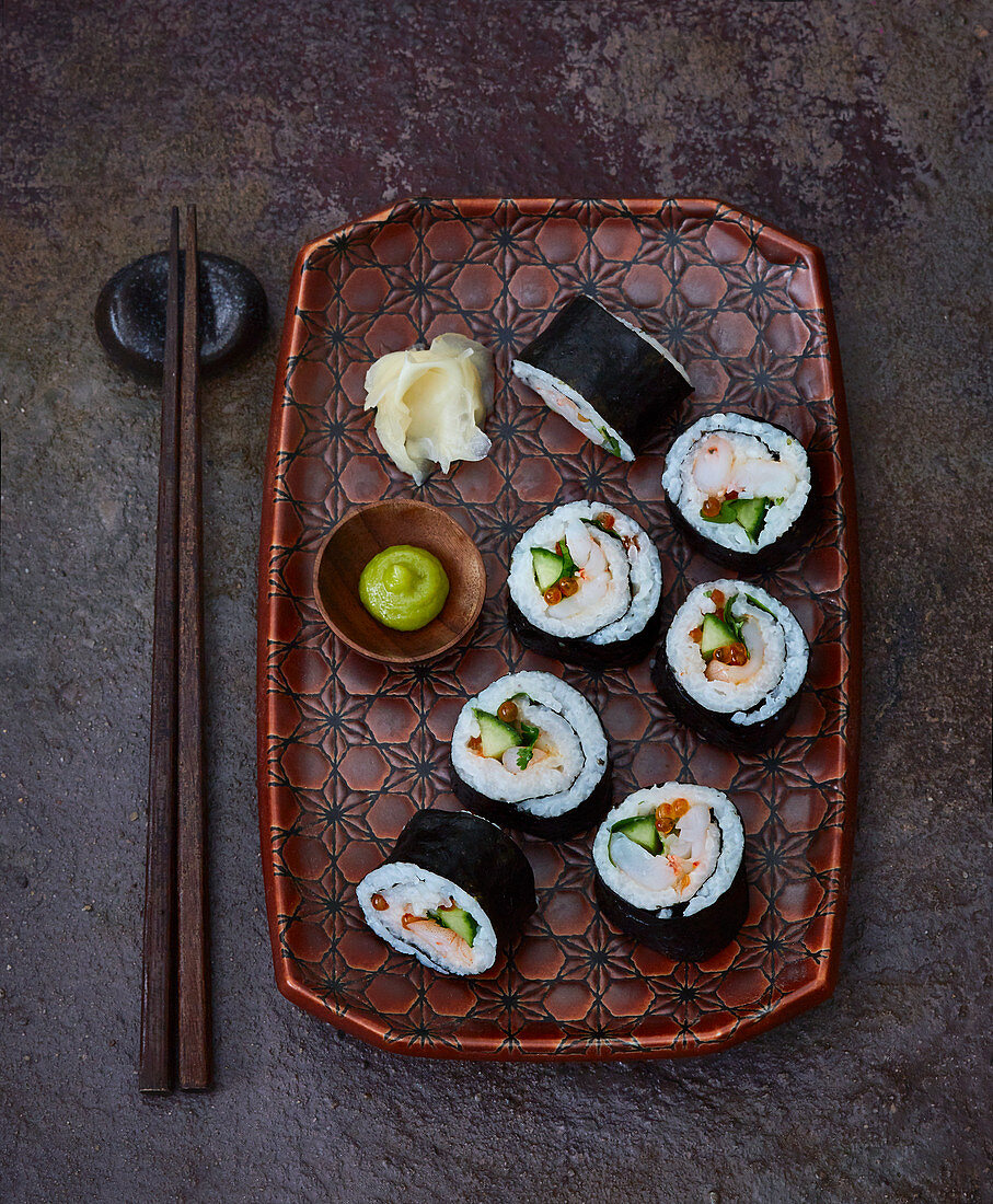 Maki-Sushi mit Chili und Garnelen
