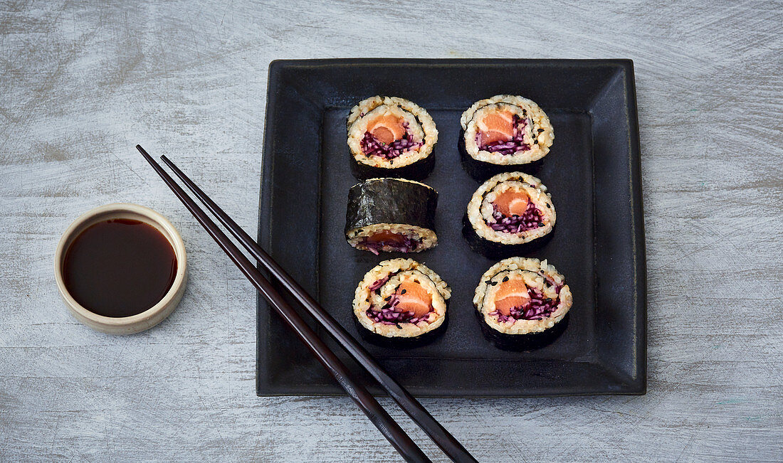 Maki-Sushi mit braunem Reis und Lachs