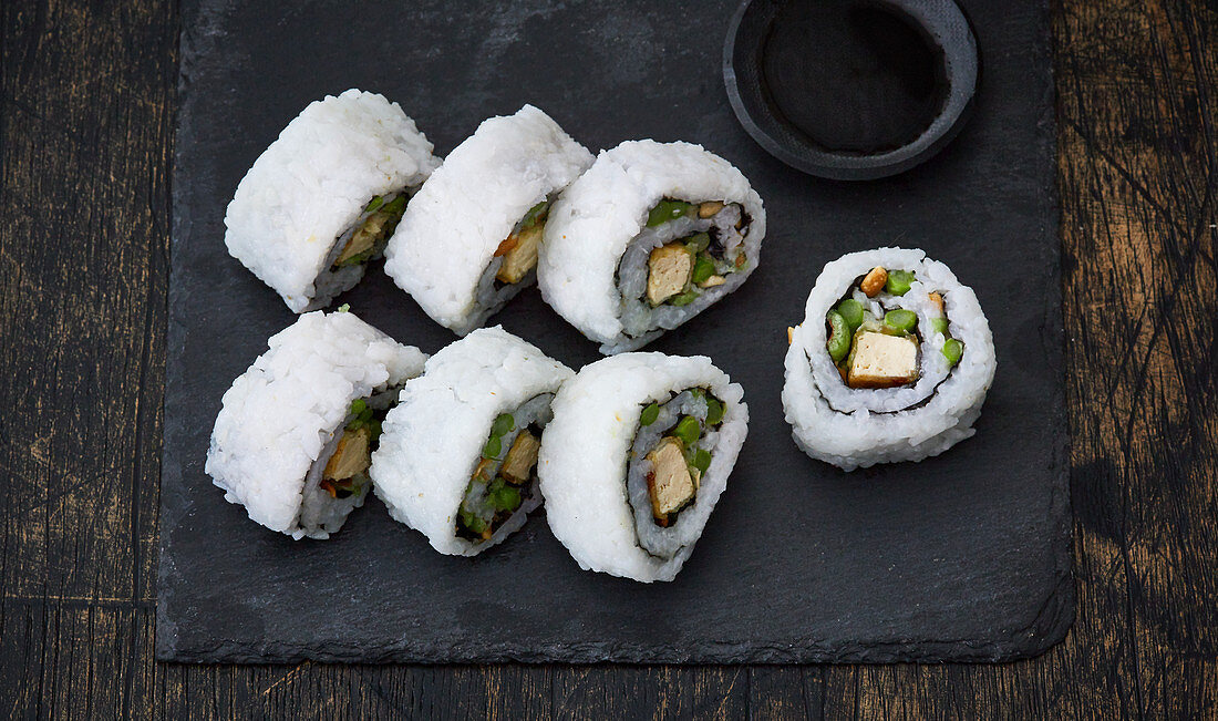 Uramaki-Sushi mit Tofu und Spargel