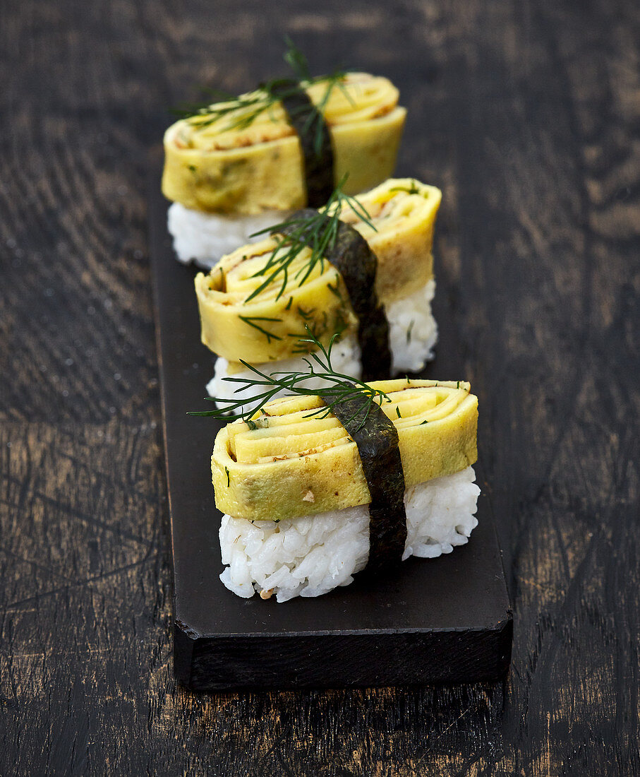 Nigiri-Sushi mit Kräuteromelett