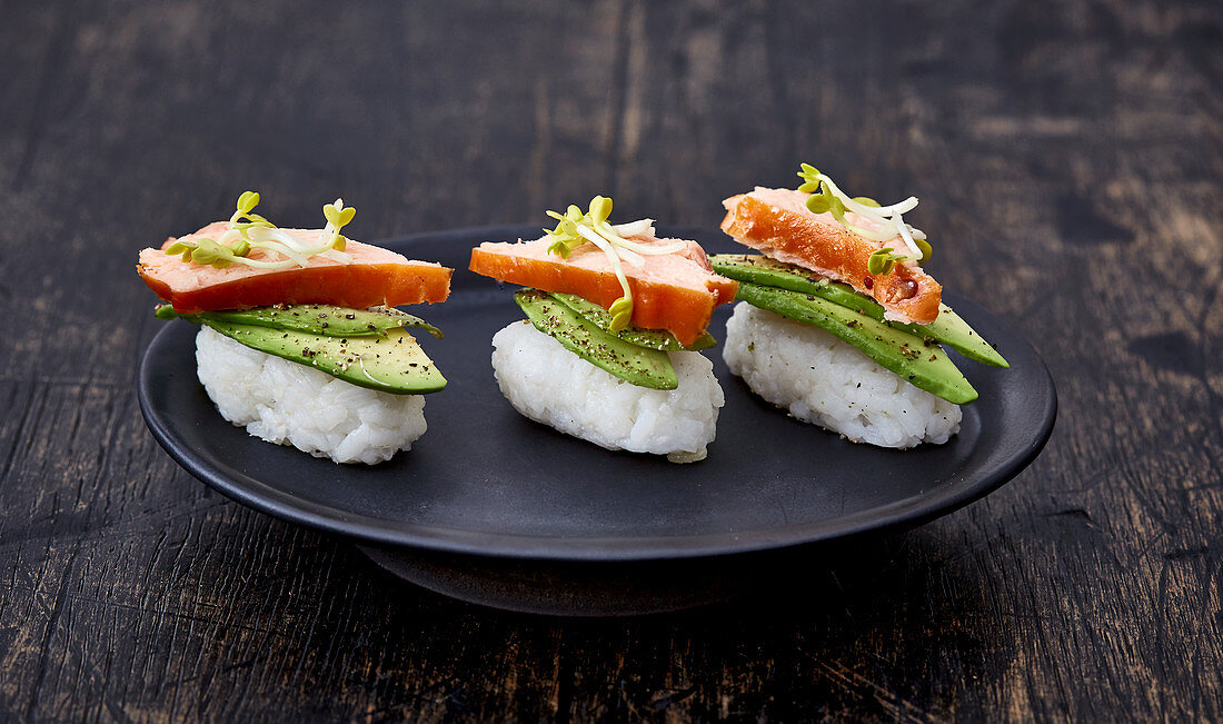 Nigiri-Sushi mit Lachs und Avocado