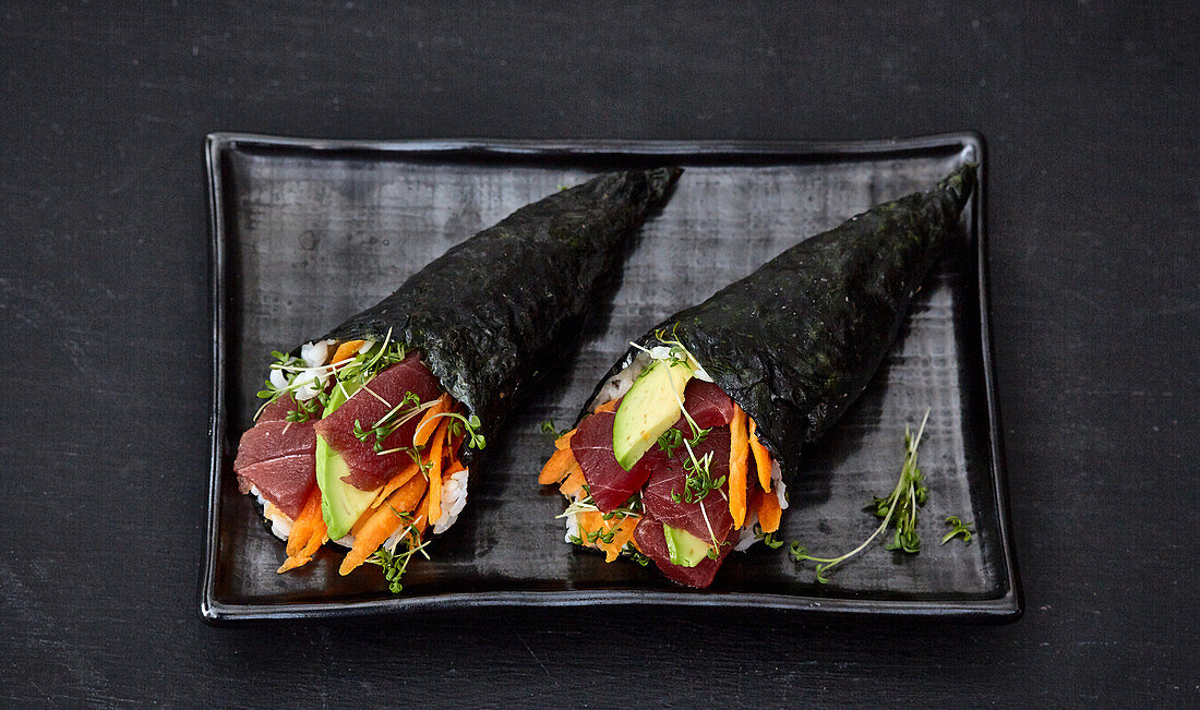 Temaki-Sushi mit Thunfisch und Avocado