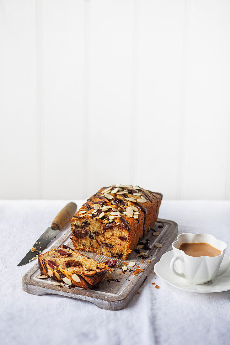 Bakewell Cake mit Schokolade und Kirschen