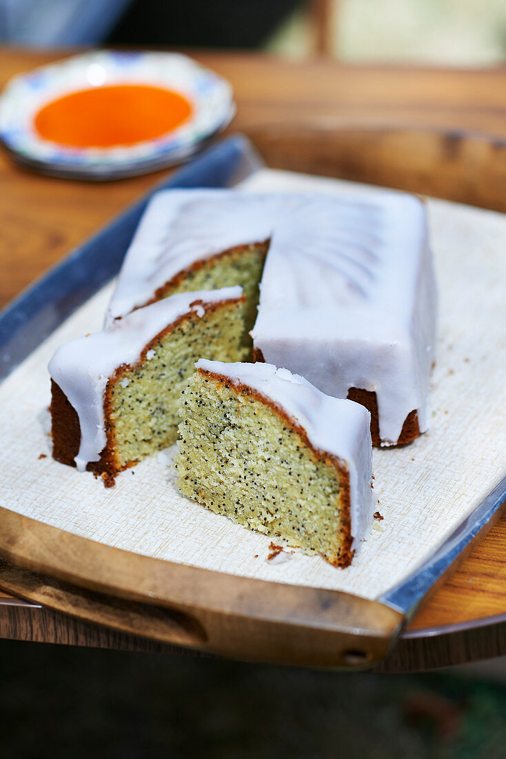 Zitronen-Mohn-Kuchen mit Zuckerglasur