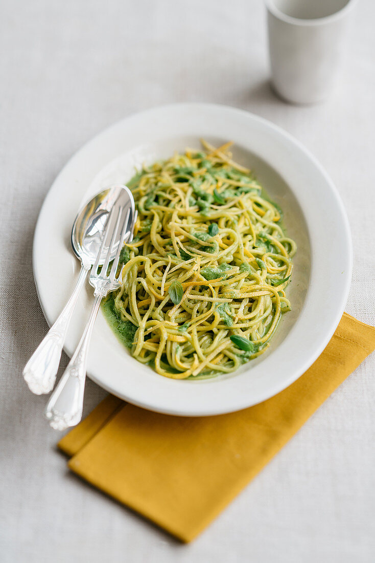 Zucchininudeln mit Pesto