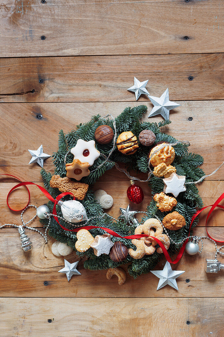 Christmas wreath with Christmas cookies