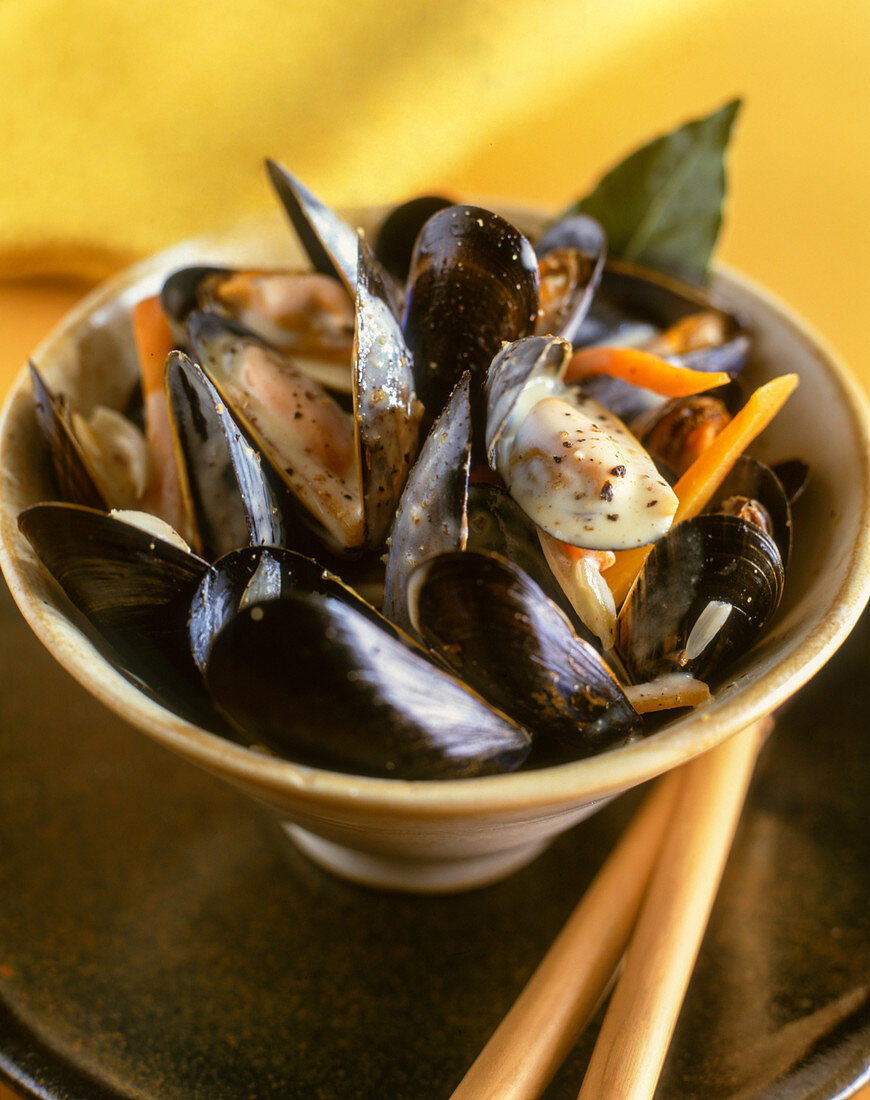 Steamed mussels with carrots and bay leaves