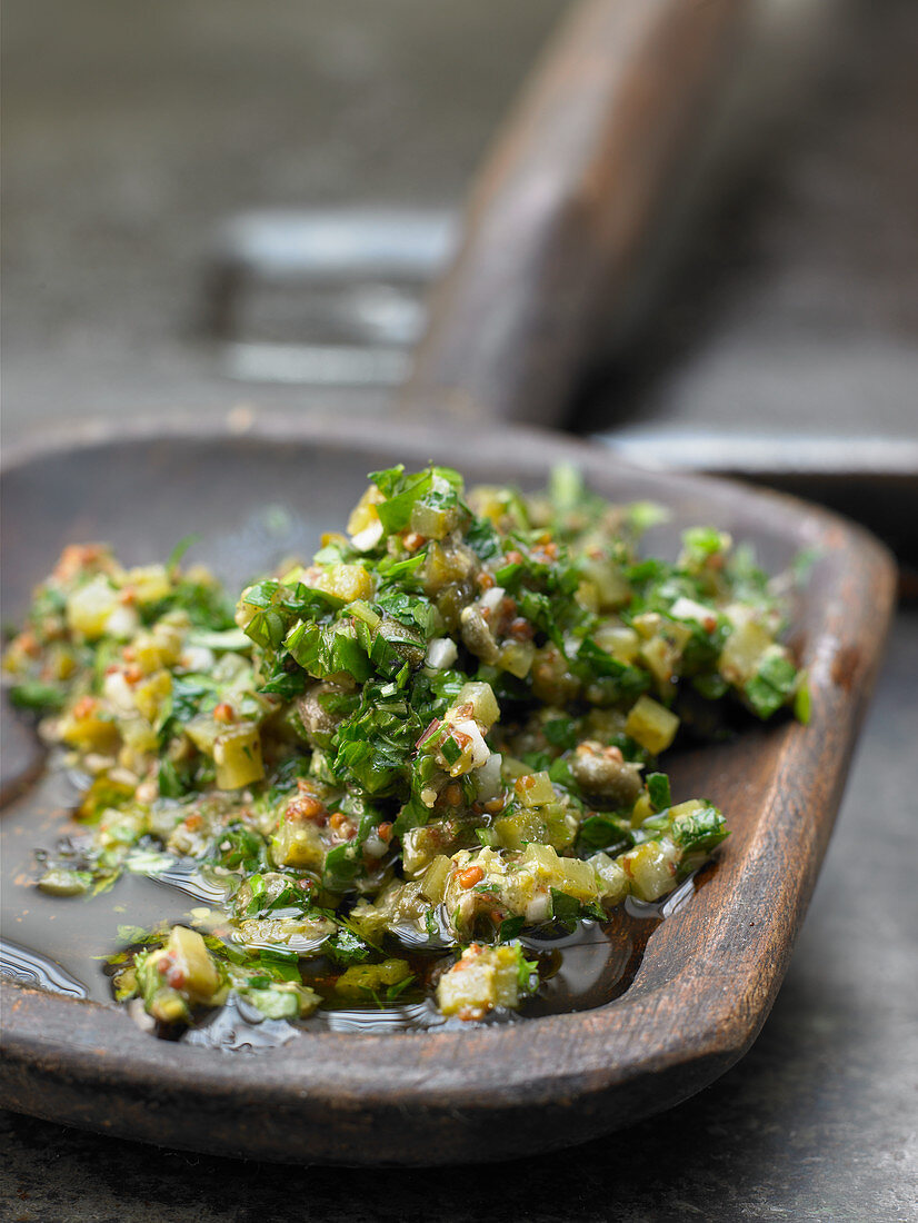 Salsa Verde auf Holzlöffel