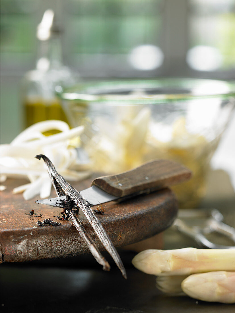 Ingredients for a vanilla and asparagus salad