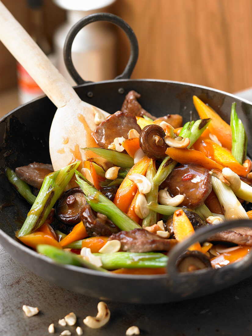 Beef, vegetable, mushroom and cashew stir fry (Asia)