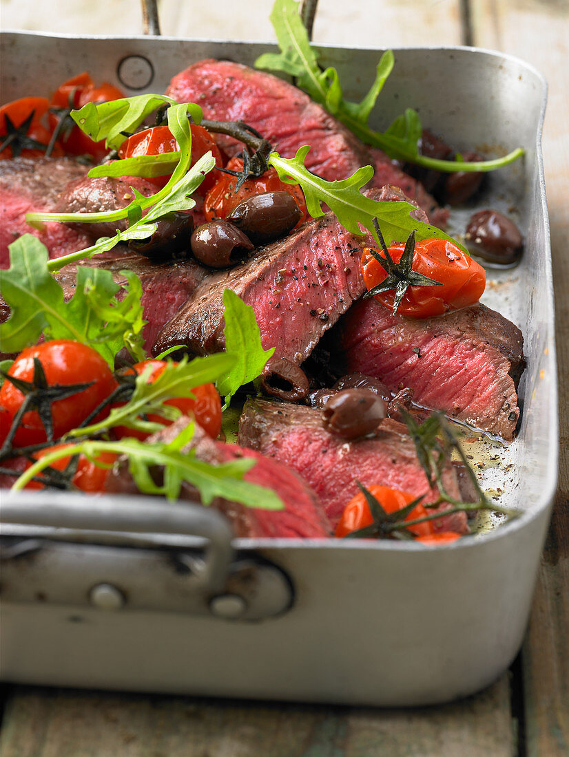 Tagliata mit Tomaten, Oliven und Rucola (Italien)