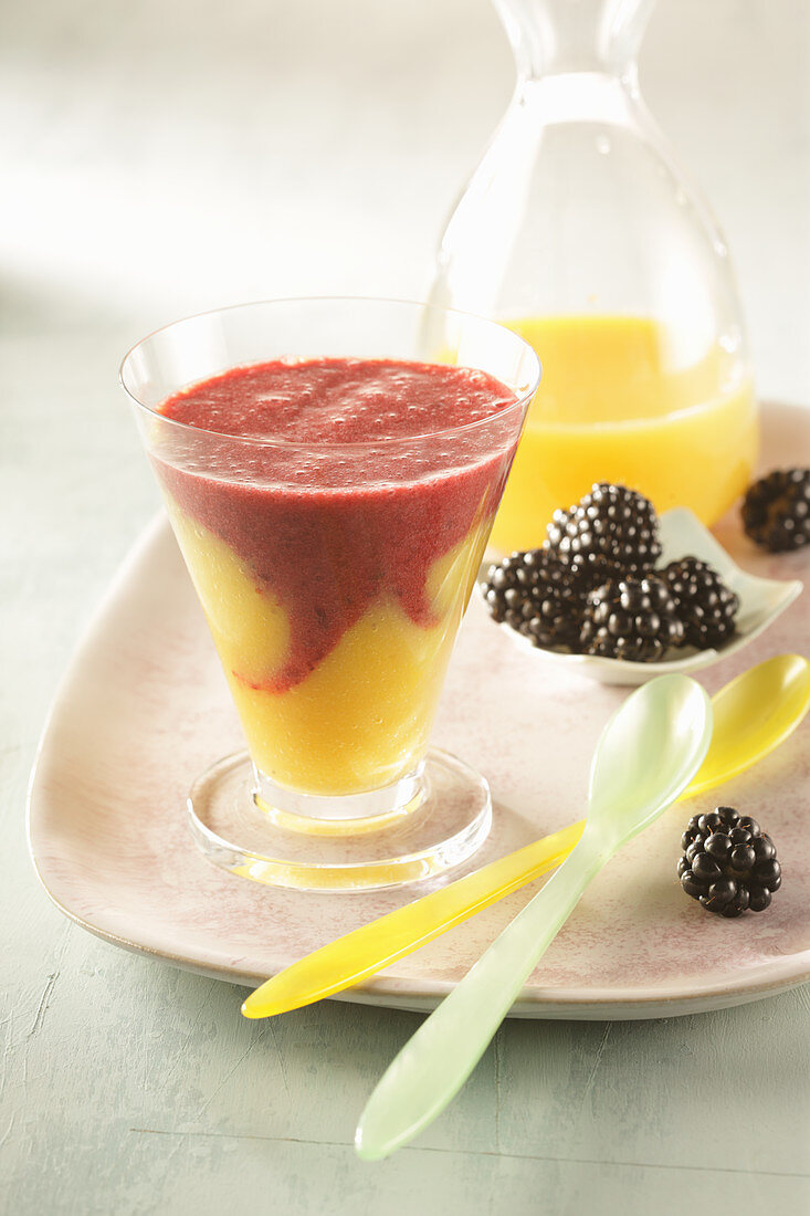 Orangensmoothie mit Mango und Brombeeren