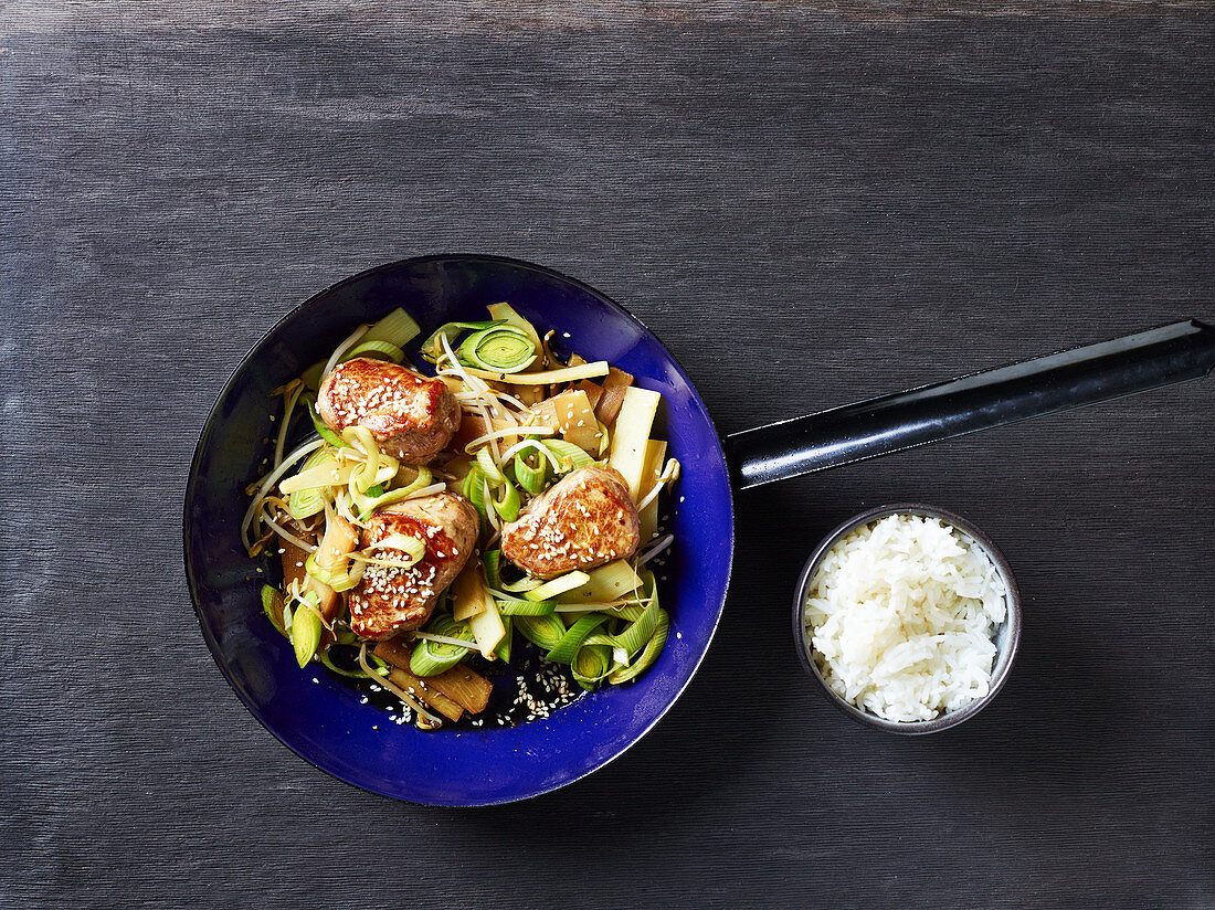Pork medallions with beansprouts