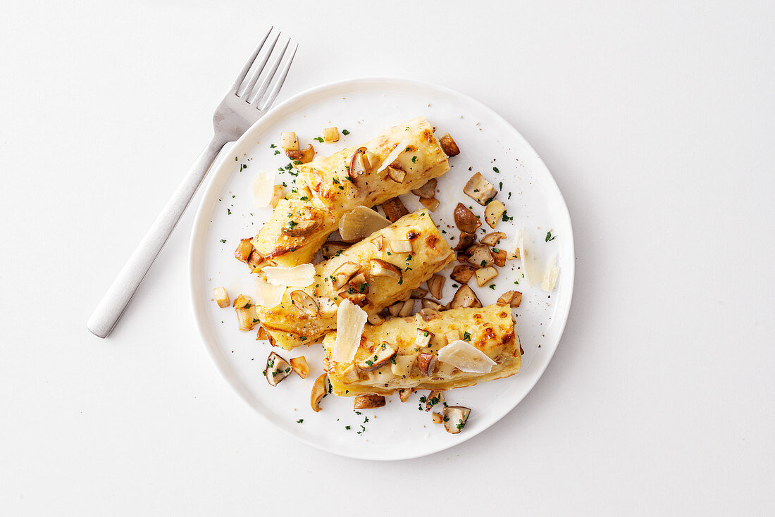 Crespelle mit Steinpilzen und Robiola