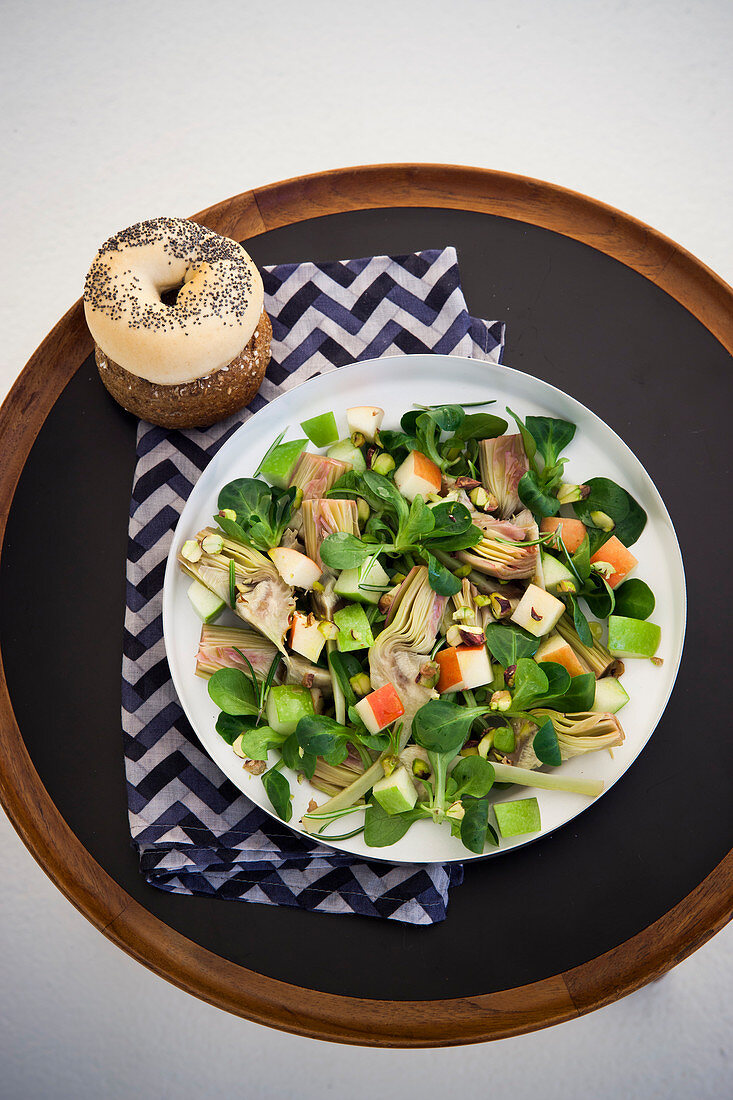 Artischocken-Apfel-Salat mit Bagel