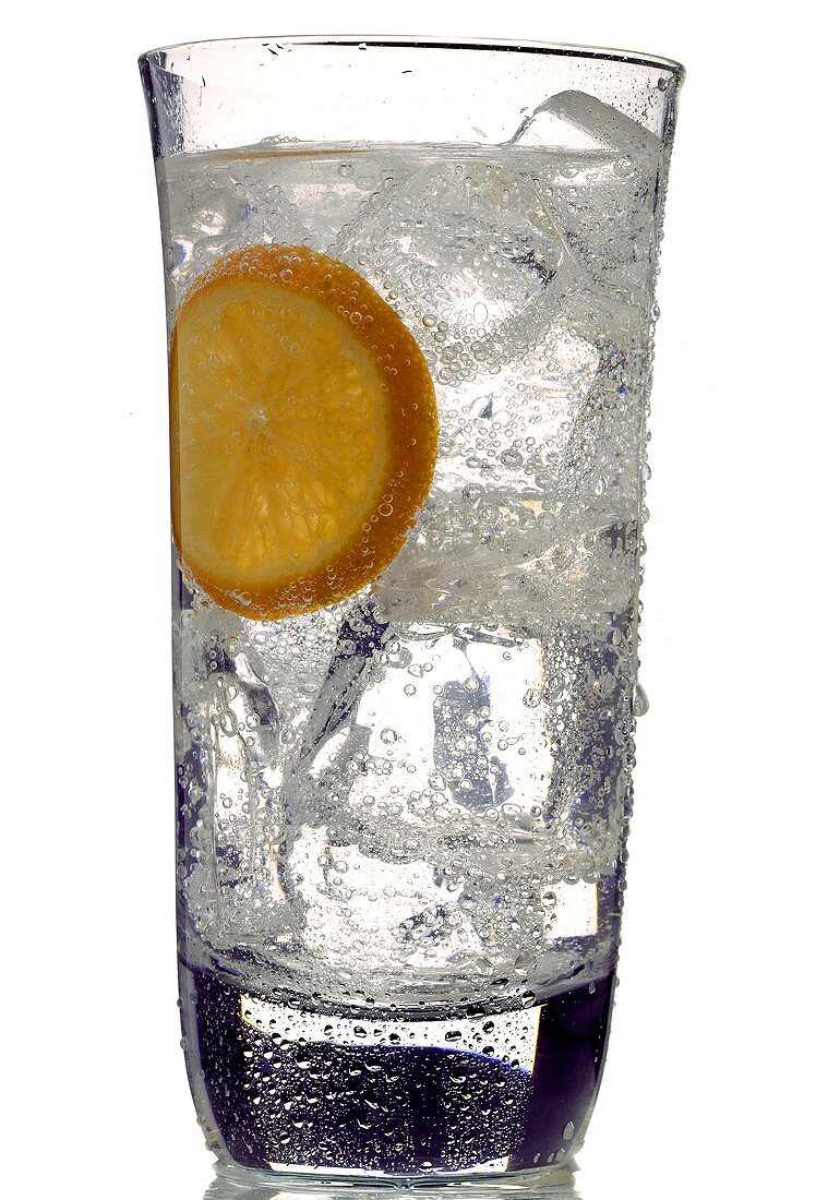 Mineralwasser mit Eiswüfeln & Orangenscheibe im Glas