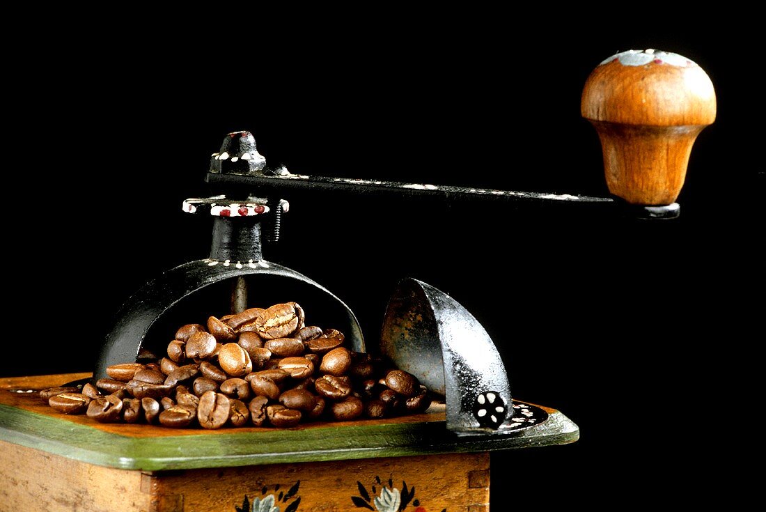 Alte Kaffeemühle - Mahlwerk mit Kaffeebohnen (Ausschnitt)