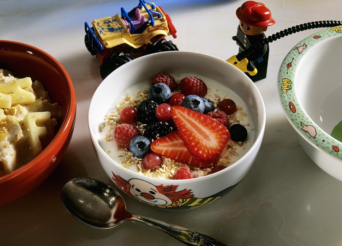 Flockenmüsli mit frischen Beeren als Kinderfrühstück