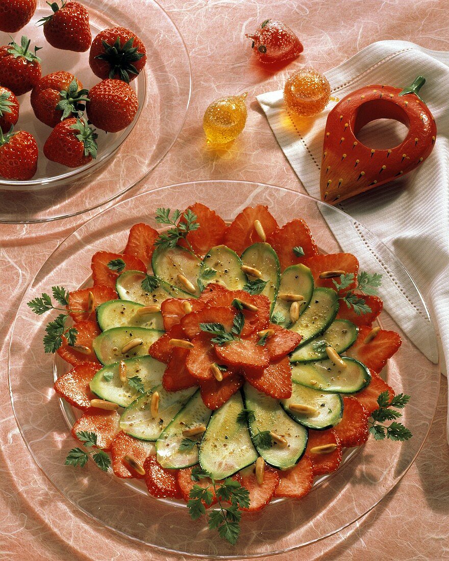 Erdbeer-Zucchini-Salat mit Pinienienkernen