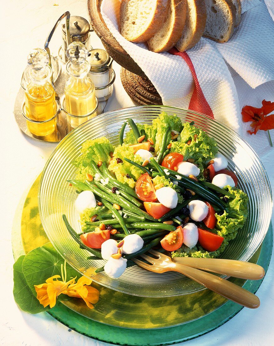 Blattsalat mit Mozzarella,Tomaten,Bohnen,Pinienkernen,Rosinen