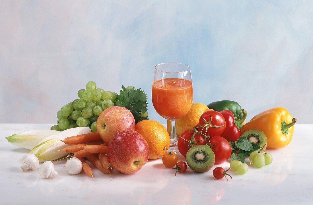 Ein Glas Multivitaminsaft & frisches Obst & Gemüse