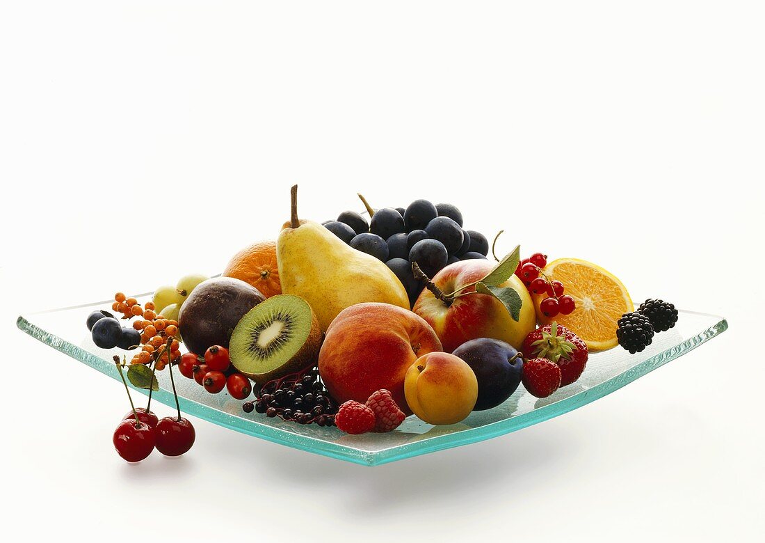 Obst, Früchte, Beeren auf einer Glasschale