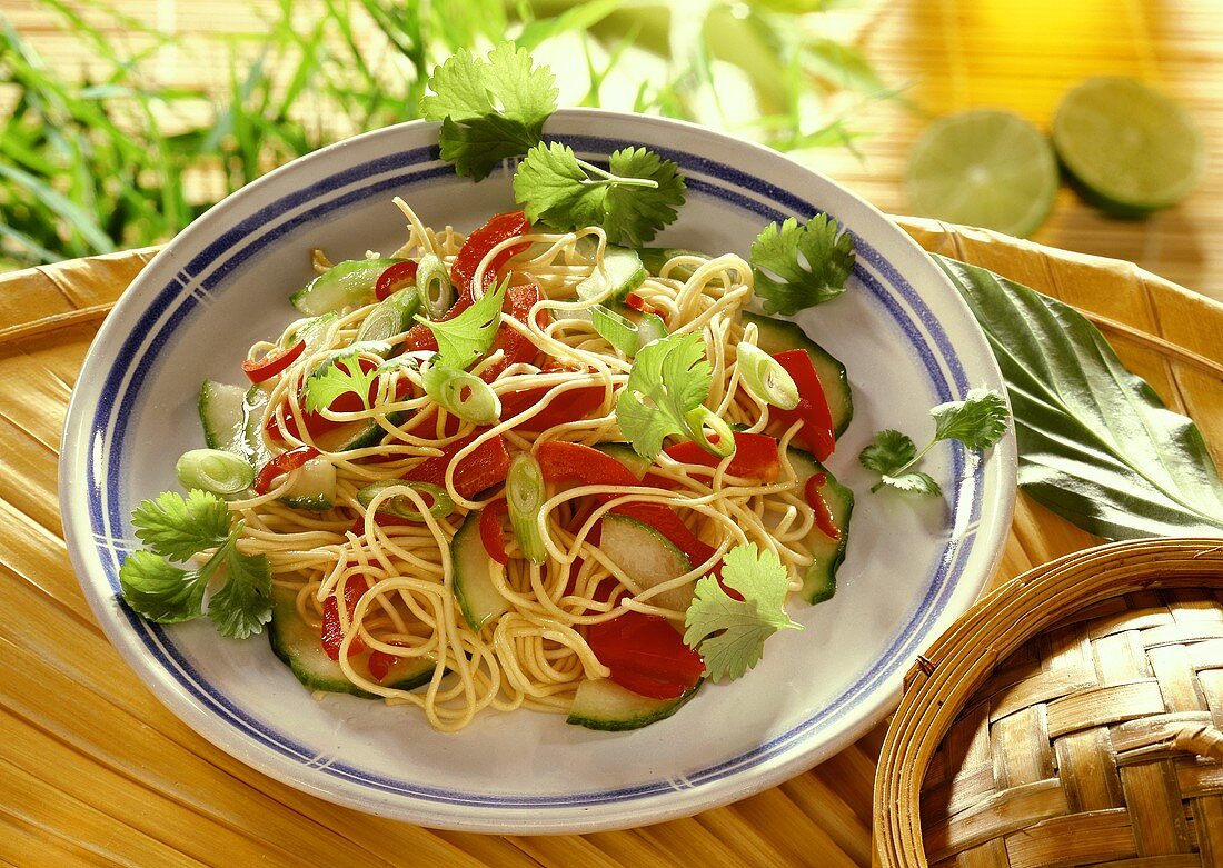 Asiatischer Nudelsalat mit Gurken, Paprikaschoten, Koriander