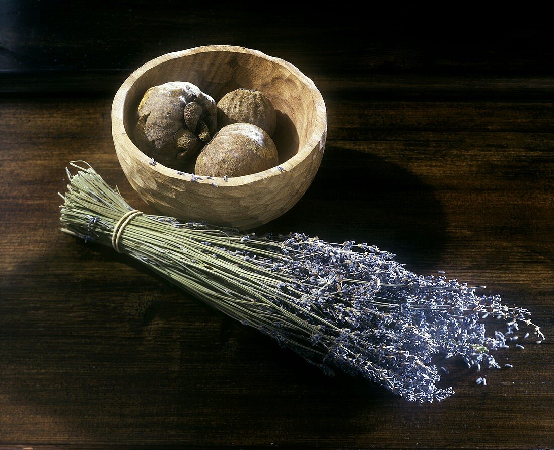 Ein Bund getrocknete Lavendelzweige & getrocknete Mangostanen