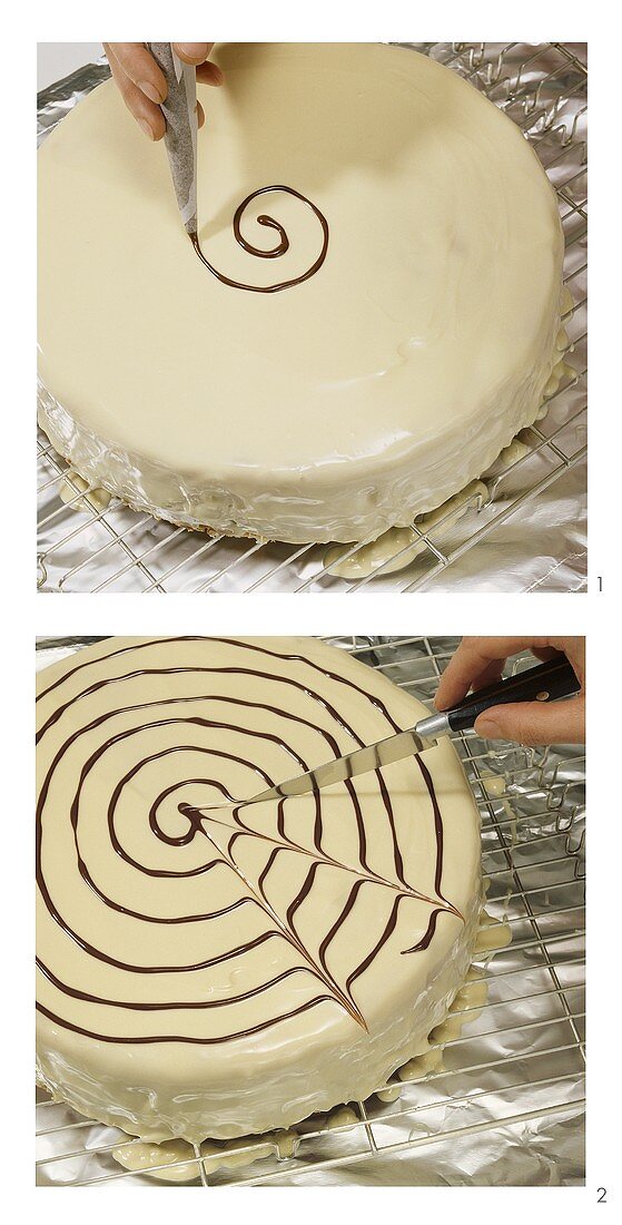 weiße Torte mit braunen Spinnennetzlininen verzieren