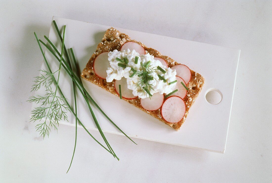 Crispbread with radishes, cottage cheese, chives & dill