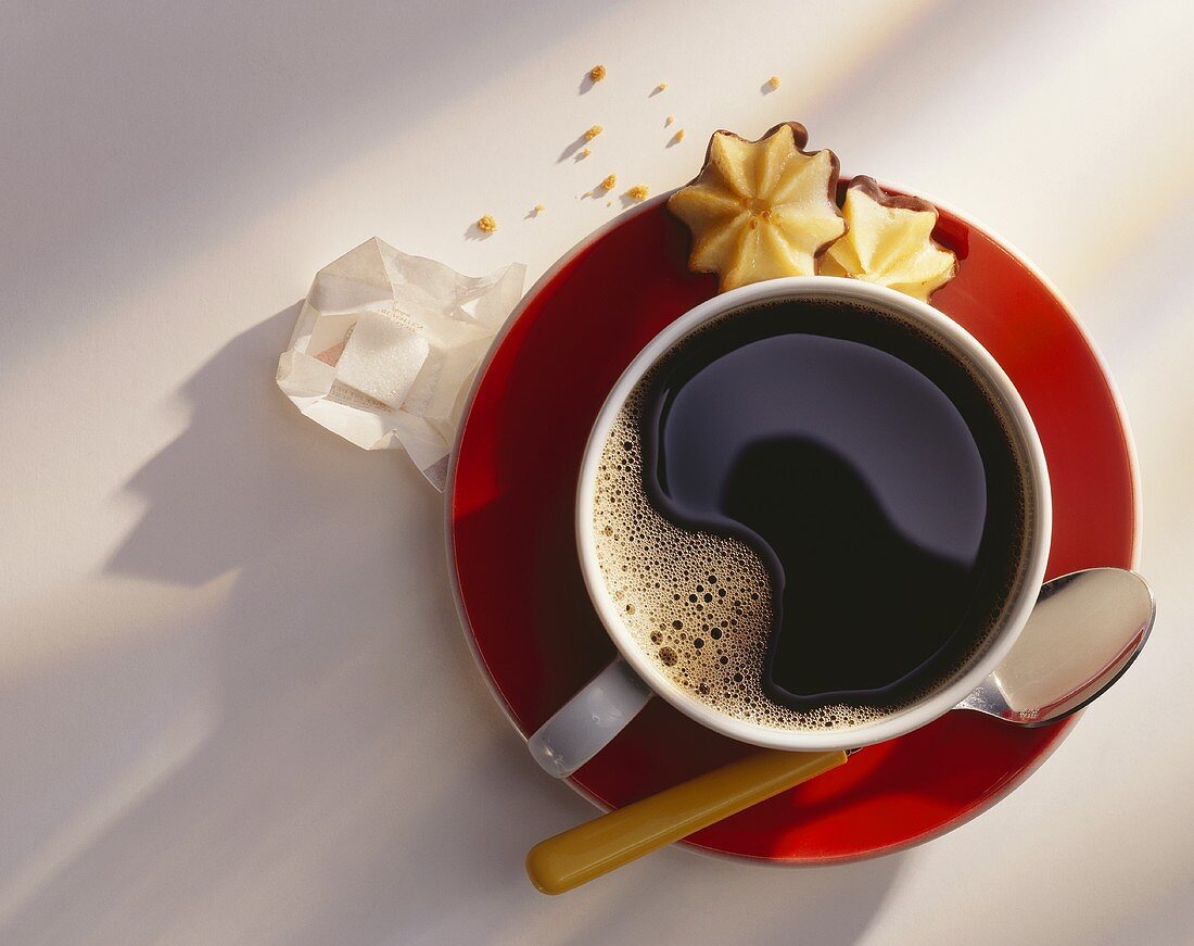 Kaffee in roter Tasse, Spritzgebäck & ein Stück Zucker